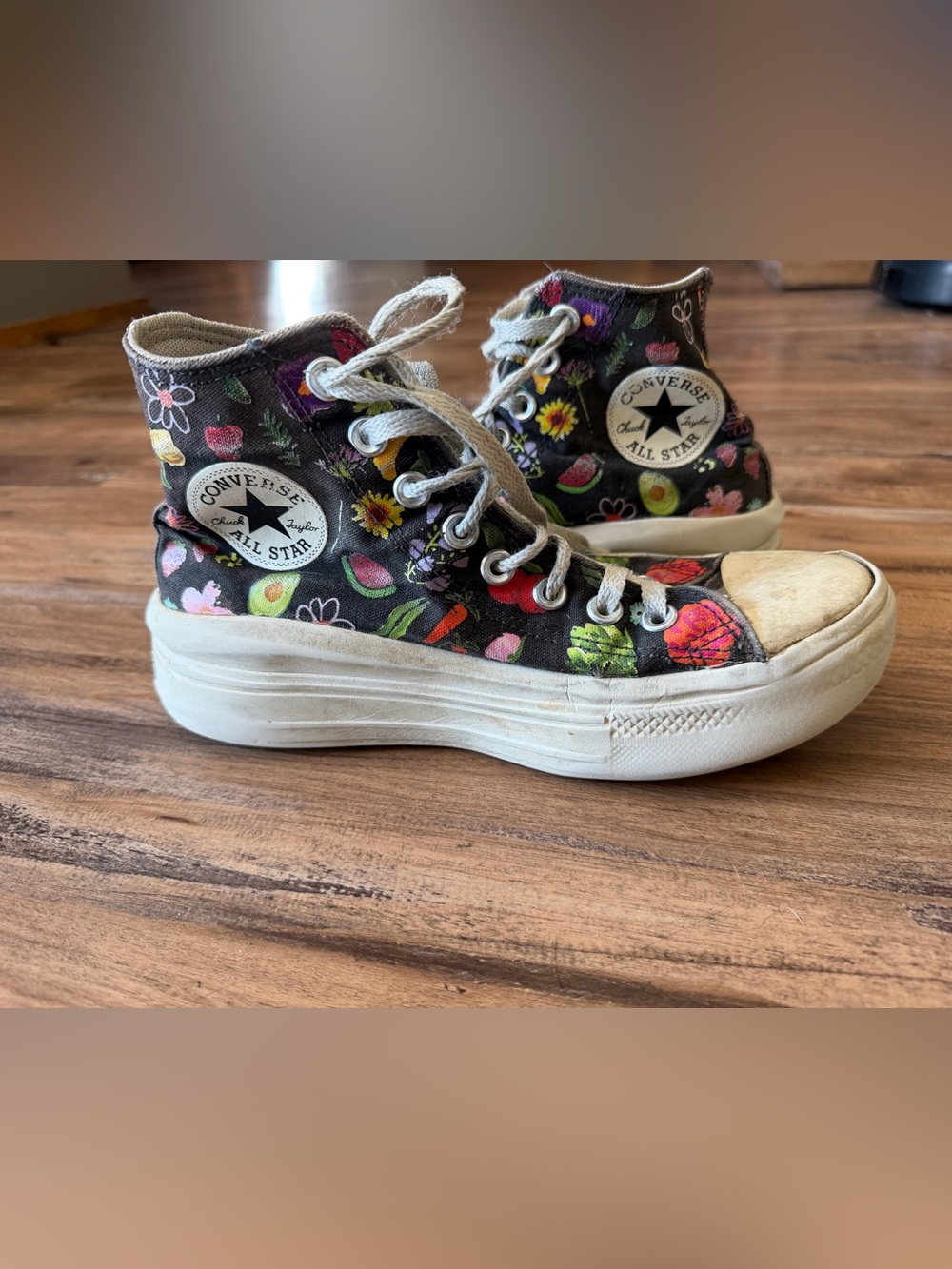 Converse woman’s High Top Floral Sneakers in Black size 8